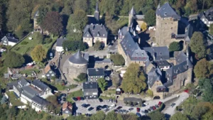 Mehr über den Artikel erfahren Solingen an einem Tag: Schloss Burg, Müngstener Brücke und Gräfrath