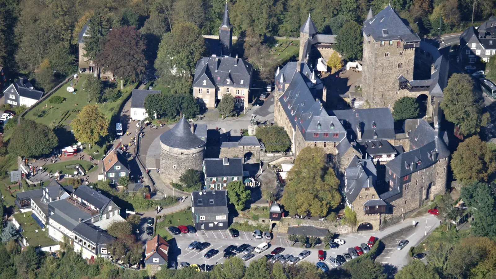 Mehr über den Artikel erfahren Solingen an einem Tag: Schloss Burg, Müngstener Brücke und Gräfrath