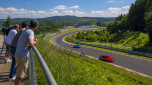 Sportwagen auf einer sonnigen Rennstrecke in der grünen Eifel