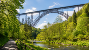 Müngstener Brücke über dem grünen Wuppertal an einem sonnigen Ausflugstag